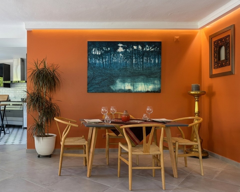 La salle à manger et son mur terracotta