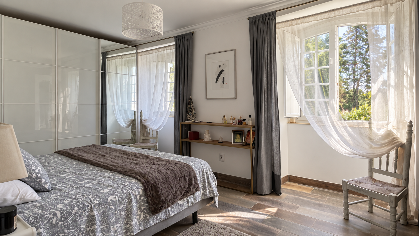 La suite parentale, ample et lumineuse, s'ouvre sur deux fenêtres